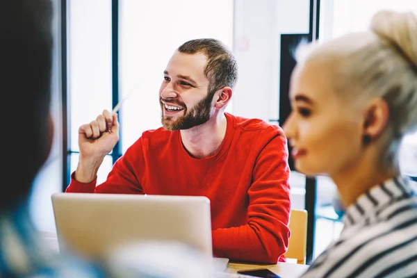 Selektivt Fokus Positiv Mannlig Leder Som Snakker Med Ansatte Diskuterer – stockfoto