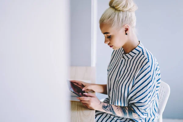 Menina Hipster Pensive Fazendo Pagamento Line Site Usando Internet Sem — Fotografia de Stock