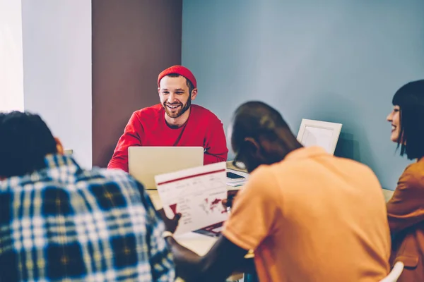 Positiv Mannlig Leder Sammen Med Kreative Flerkulturelle Kolleger Diskuterer Ideer – stockfoto