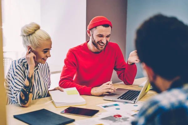 Colleghi Positivi Vestiti Abbigliamento Casual Intelligente Ridendo Mentre Guardavano Presentazione — Foto Stock