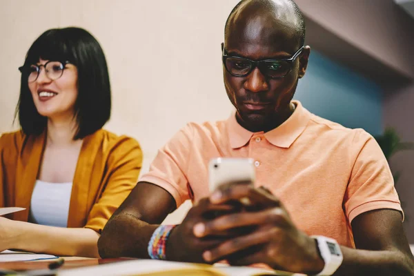 Töprengő Afro Amerikai Fiatalember Keres Információt Internetes Honlapok Modern Smartphone — Stock Fotó