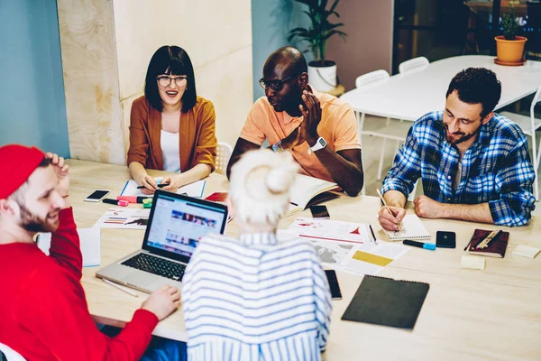 Multikulturelle Gruppe Junger Menschen Schicker Freizeitkleidung Die Miteinander Kommunizieren Und — Stockfoto