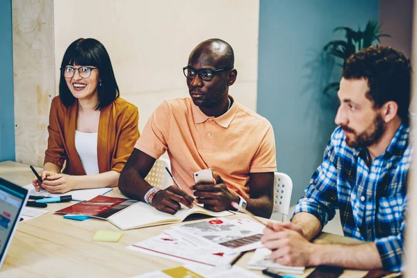 Equipe Jovens Multiculturais Vestidos Com Roupa Casual Inteligente Ouvindo Informações — Fotografia de Stock