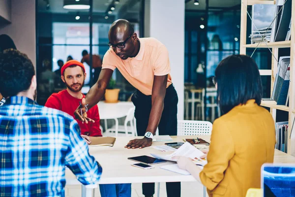 Afroamerikanska Manliga Ledare Förklarar Produktiv Strategi Till Grupp Manliga Och — Stockfoto