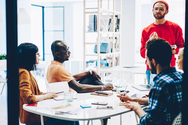 Joven Entrenador Dirigiendo Taller Negocios Para Grupo Jóvenes Multiculturales Oficina —  Fotos de Stock