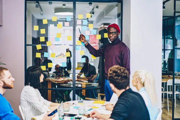 스마트 캐주얼을 어두운 남자가 사람들의 그룹에 언어를 Coworking에 다채로운 스티커에 — 스톡 사진