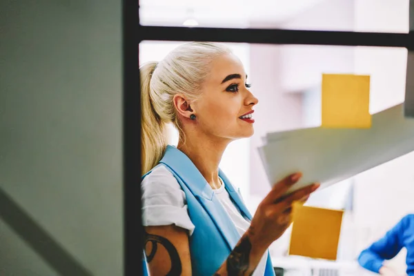 Positieve Blonde Jonge Vrouw Gekleed Slimme Vrijetijdskleding Wijzen Kleurrijke Stickers — Stockfoto