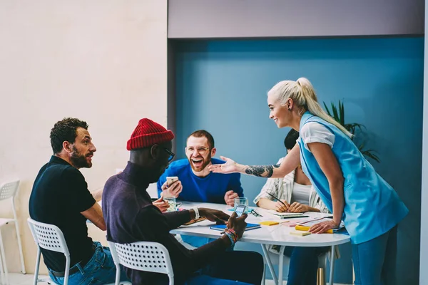 Treinadora Qualificada Fazendo Perguntas Hipster Cara Durante Reunião Brainstorming Sala — Fotografia de Stock