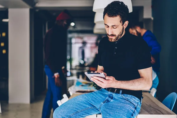 Nachdenklicher Kaukasischer Junger Mann Der Software Auf Modernem Touchpad Aktualisiert — Stockfoto