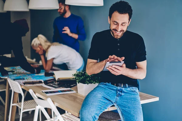 Tânăr Pozitiv Îmbrăcat Uzură Casual Inteligentă Râzând Vorbind Online Tactil — Fotografie, imagine de stoc