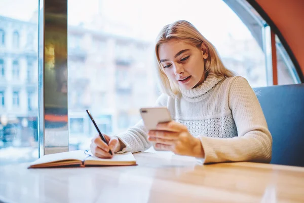 Chica Adolescente Leyendo Nuevo Mensaje Teléfono Inteligente Mientras Que Aprendizaje —  Fotos de Stock