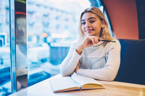 Muotokuva Iloinen Hipster Tyttö Tyytyväinen Oppimisprosessiin Kahvilassa Sisätilojen Valmiiksi Kotitehtäviä — kuvapankkivalokuva