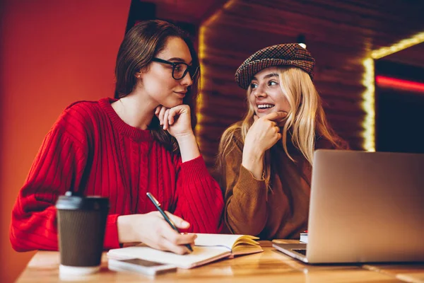 Sonriente Joven Mujer Hablando Entre Planificación Vacaciones Ocio Cafetería Escribir — Foto de Stock