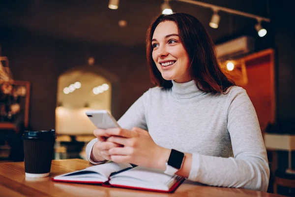 Charmante Jonge Vrouw Die Geniet Van Koffiepauze Chatten Smartphone Lacht — Stockfoto