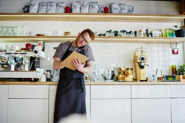 Beyaz barista smartphone aygıt üzerinde arama bağlı kablosuz 4 g için internet ve telefon konuşma ayakta kendi café zekâ modern çubuğunda arka plan sırasında istemci sırasını denetleme