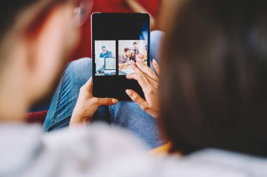 Çift dijital dokunmatik yüzey elinde tutan ve görüş fotoğraf 4 g kullanarak sosyal ağlarda aşık arkadan görünüm kırpılmış Internet. Evlilik uygulama Web sitesinde modern tablet aygıtı seçme