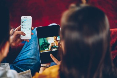 Kırpılan geri görüntülemek haber internet sitelerinde okuma ve smartphone dokunmatik yüzey üzerinde gelen multimedya paylaşım genç evlilik. Posta telefon üzerinde kontrol ve tablet medya dosyalarını indirme gençler