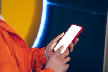 Cep telefonu kadar boş ekran parmak ile alay dokunmadan tutan eller görünümünü kapatın. Sosyal ağ smartphone manifatura iletideki App kullanan kişiler. Bir web sayfasına göz kadın resim kırpılmış