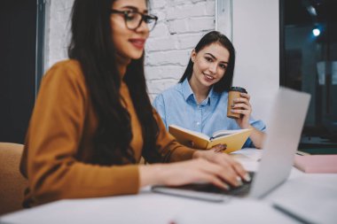 Üniversite kampüs bilgi arama ağında dizüstü bilgisayarda klavye onun kız arkadaşı ise sınav hazırlama işlemi sırasında kahve zevk hippi kız gülümseyerek tarih seçici odak