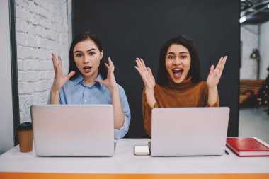 Sürpriz kız portresi gezi turları öğrenciler için çevrimiçi, rezervasyon için düşük fiyat ile duygusal genç kadın şok ve mutlu lotter kazanan web mağazada alışveriş için indirim konusunda heyecanlı