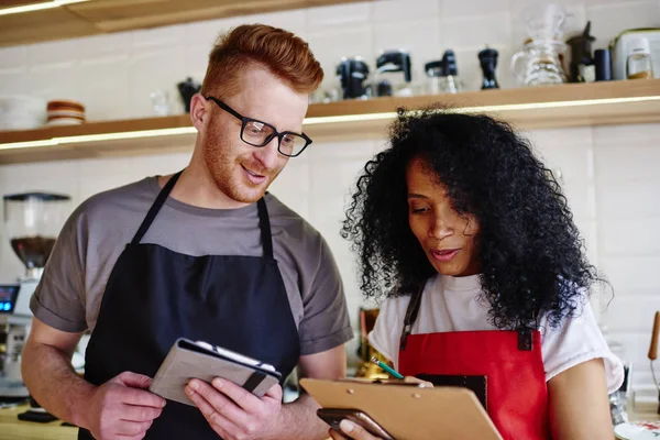 Positiver Männlicher Kellner Und Weibliche Kellnerin Die Das Angebot Coffeeshop — Stockfoto