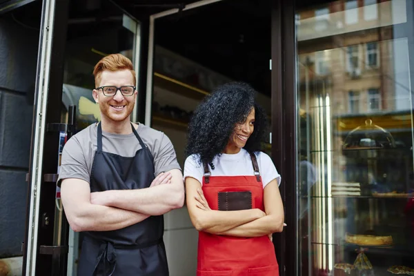 Porträtt Positiva Kaukasiska Ägare Café Tillsammans Med Mörka Flådda Ung — Stockfoto