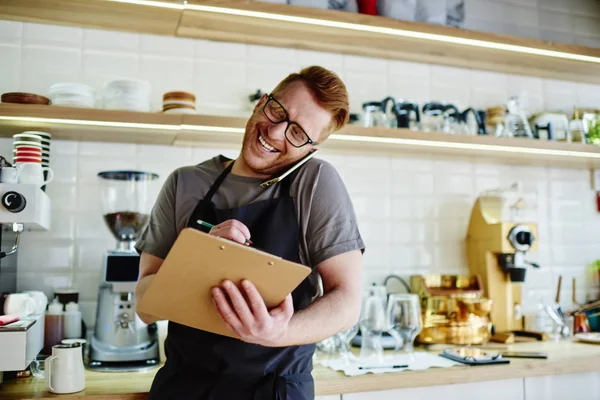 Positiv Kaukasiska Ung Servitör Förkläde Skrattar Att Erbjudandet Klienten Telefonsamtal — Stockfoto