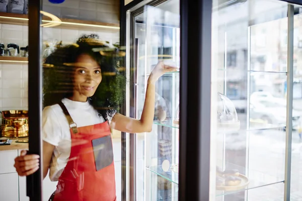 Retrato Jovem Afro Americana Positiva Trabalhando Confeiteiro Profissional Própria Cafeteria — Fotografia de Stock