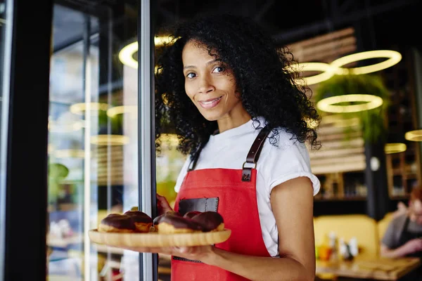 Retrato Confeiteiro Profissional Afro Americano Positivo Segurando Prato Com Deliciosos — Fotografia de Stock