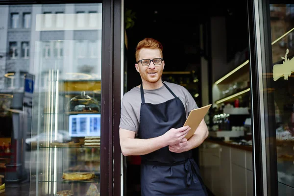 Retrato Del Alegre Propietario Panadería Que Sostiene Menú Que Invita — Foto de Stock