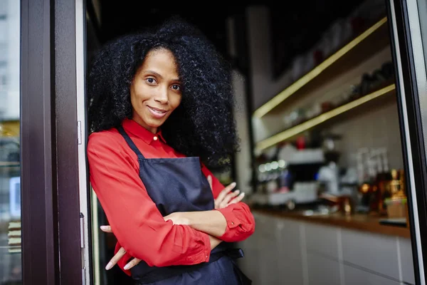 Retrato Meio Comprimento Bela Mulher Jovem Pele Escura Trabalhando Barista — Fotografia de Stock