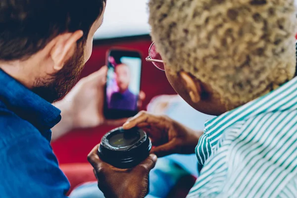 Enfoque Selectivo Amigos Multiculturales Que Sostienen Teléfono Inteligente Moderno Ven — Foto de Stock