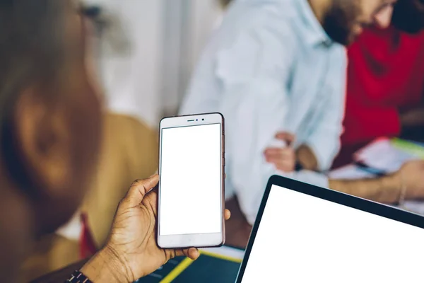 Enfoque Selectivo Dispositivo Teléfono Inteligente Moderno Con Pantalla Espacio Copia — Foto de Stock