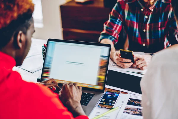 Vista Trasera Recortada Los Estudiantes Hipster Afroamericanos Escribiendo Información Sobre — Foto de Stock