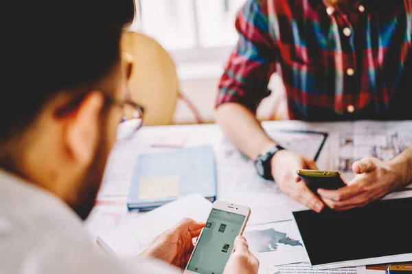 Selectieve Aandacht Moderne Smartphone Met Mediabestanden Iemands Handen Studenten Bloggen — Stockfoto