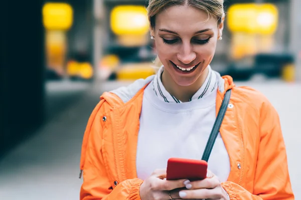 Zamknij Widok Młodych Kobiet Pomocą Internetu Danych Telefonu Komórkowego Stojąc — Zdjęcie stockowe