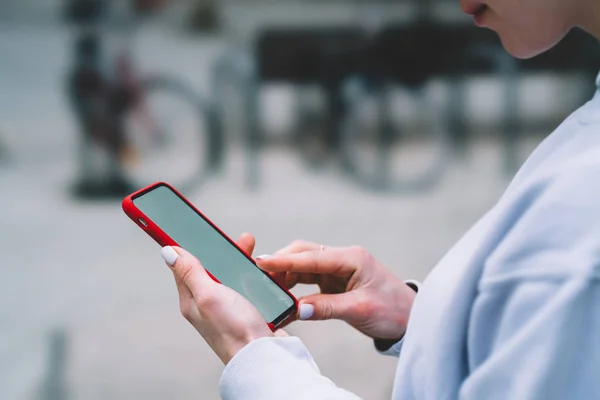 Vista Recortada Mujer Que Utiliza Aplicaciones Teléfono Móvil Con Conexión — Foto de Stock