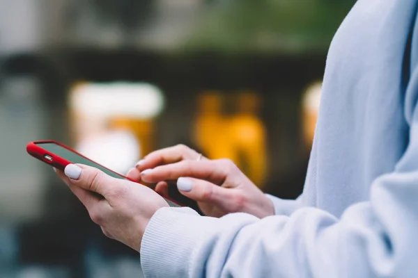 Visão Traseira Ombro Pessoa Feminina Tocando Com Tela Dedo Smartphone — Fotografia de Stock