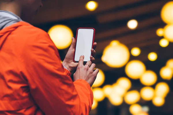 Las Manos Las Mujeres Sostienen Teléfono Móvil Con Gran Pantalla —  Fotos de Stock