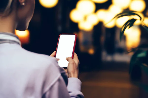 Kadın Kişinin Sosyal Smartphone Ile Kopya Alanı Reklam Içeriği Yapıştırmak — Stok fotoğraf