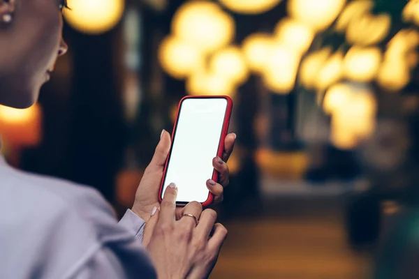 Hátulnézet Női Vállára Megérintette Ujj Megvilágított Képernyő Ból Smartphone Berendezés — Stock Fotó