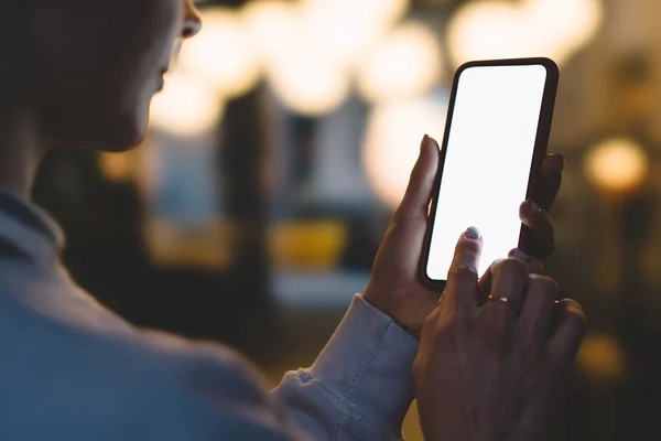 Vista Posterior Cerca Persona Femenina Que Sostiene Teléfono Inteligente Moderno — Foto de Stock