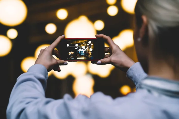 Widok Kobieta Trzyma Ręce Pozycji Poziomej Telefon Komórkowy Fotografowanie Złota — Zdjęcie stockowe