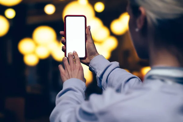 Visão Traseira Fêmea Segurando Mãos Telefone Celular Tocando Display Claro — Fotografia de Stock