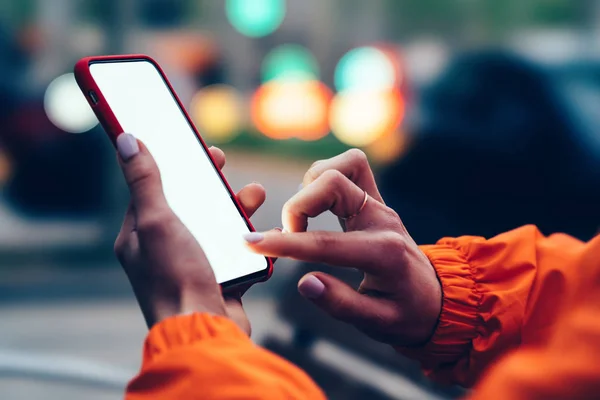 Vista Cerca Las Manos Femeninas Que Sostienen Teléfono Móvil Tocando —  Fotos de Stock