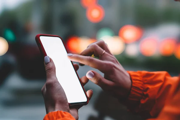 Close Van Vrouwelijke Handen Met Mobiele Telefoon Mock Leeg Scherm — Stockfoto