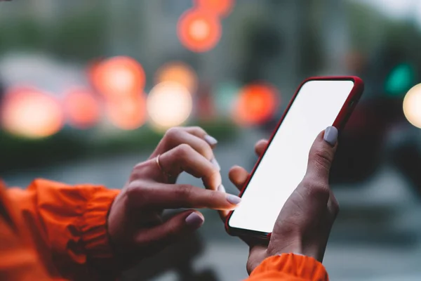 大きなコピー スペースと携帯電話を保持している女性の手は 夕方ボケ背景の街の光と屋外画面をタッチします オンライン ショッピングのスマート フォンのアプリを使用して女性の人のクローズ アップ表示 — ストック写真