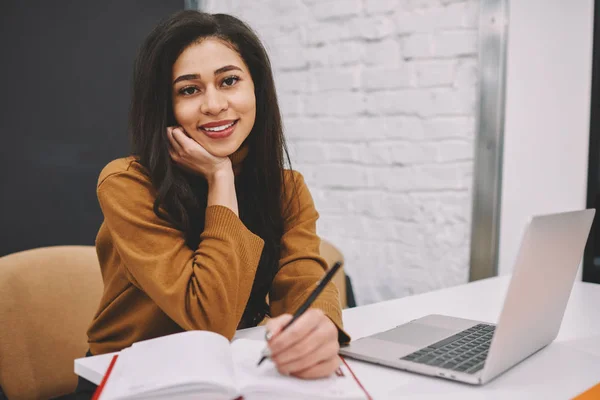 Retrato Estudiante Sonriente Satisfecha Con Aprendizaje Universidad Haciendo Con Tecnologías —  Fotos de Stock