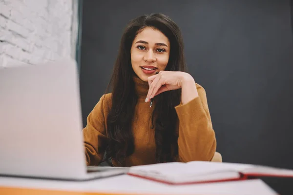 Retrato Menina Sorridente Olhando Para Câmera Usando Computador Portátil Para — Fotografia de Stock