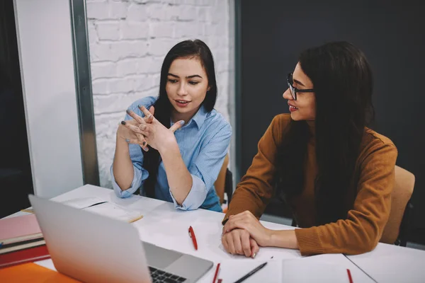 Jóvenes Estudiantes Prepararon Tarea Tarea Cooperando Viendo Webinar Para Investigación — Foto de Stock